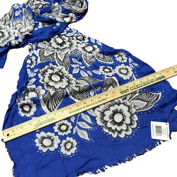 Vera Bradley Woven Scarf Snow Lotus Blue White Floral Design Rectangle NWT - Picture 6 of 6